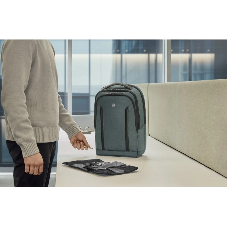 Victorinox - Рюкзак для ноутбука 15" Altmont Professional Deluxe Travel 25 l зелений