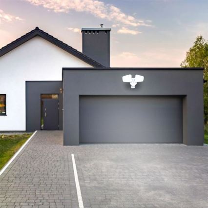 Вуличний світлодіодний прожектор з датчиком LED/24W/230V 3000/4000/6000K IP54 білий